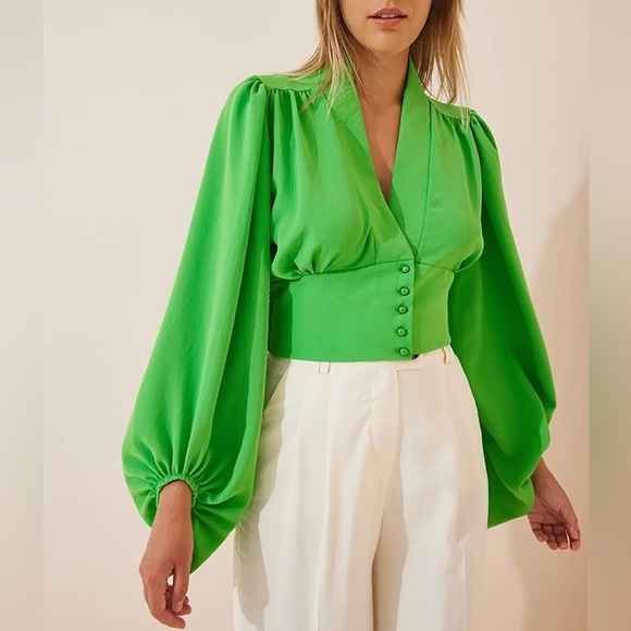 Mundefeis Green Cropped buttoned puff sleeve blouse. Size Large - Picture 2 of 8